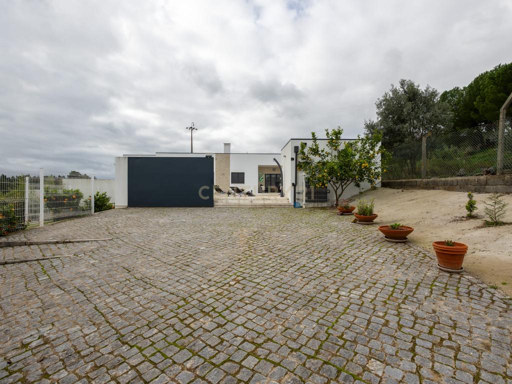 Moderna moradia T4 de luxo com terreno para investimento - Alcanena - Santarém - Image 40