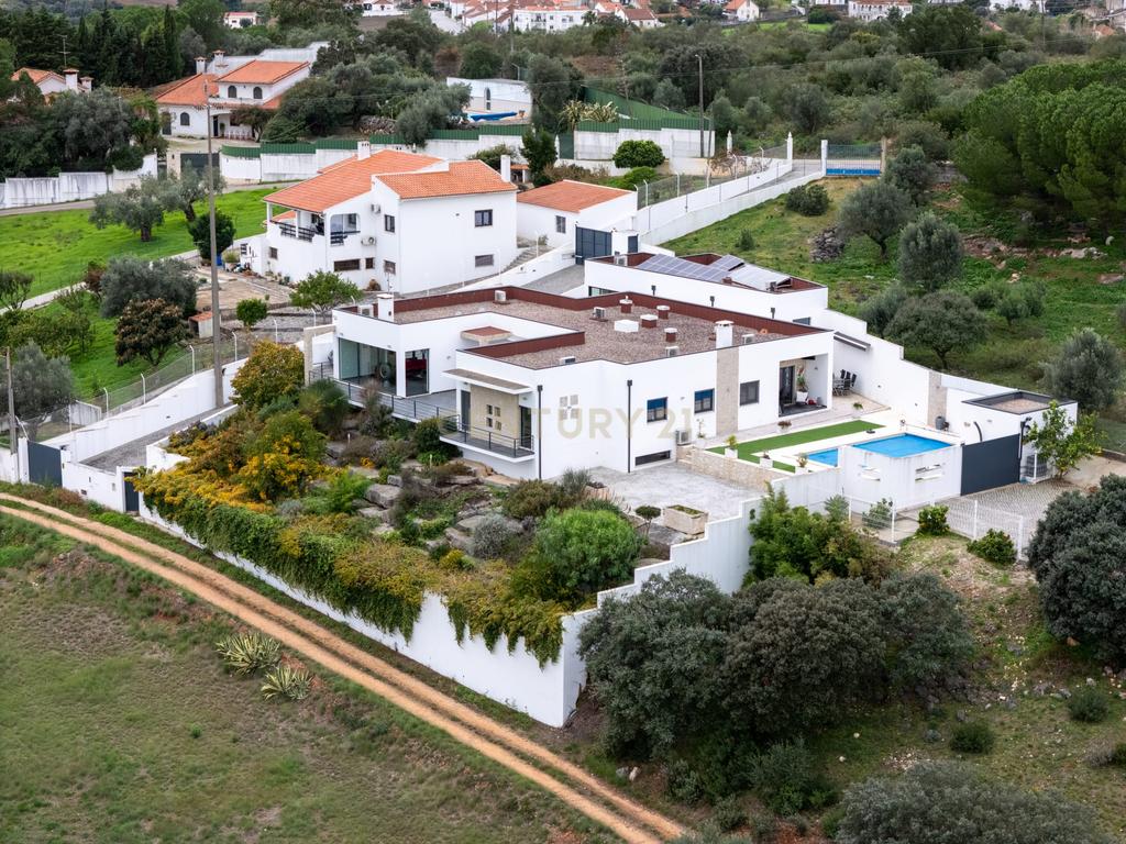 Moderna moradia T4 de luxo com terreno para investimento - Alcanena - Santarém - Image 1