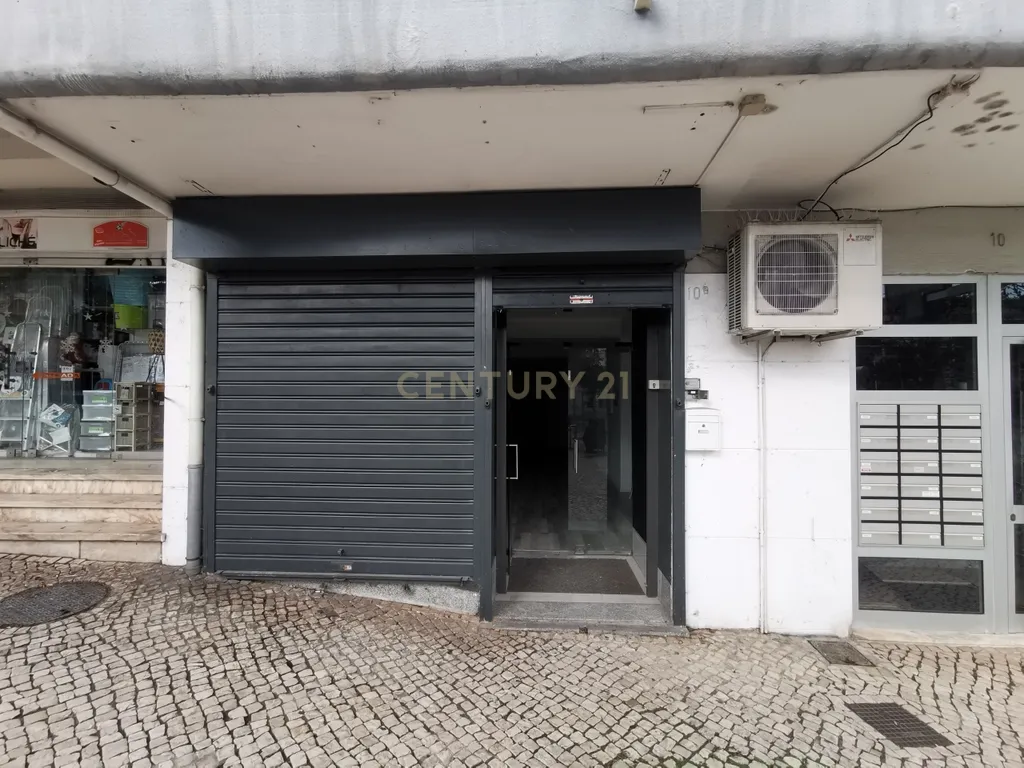 Loja venda/ Arrendamento -Comercio - Serviços-Excelente localização Almada - Rua Gil VIcente - Image 1