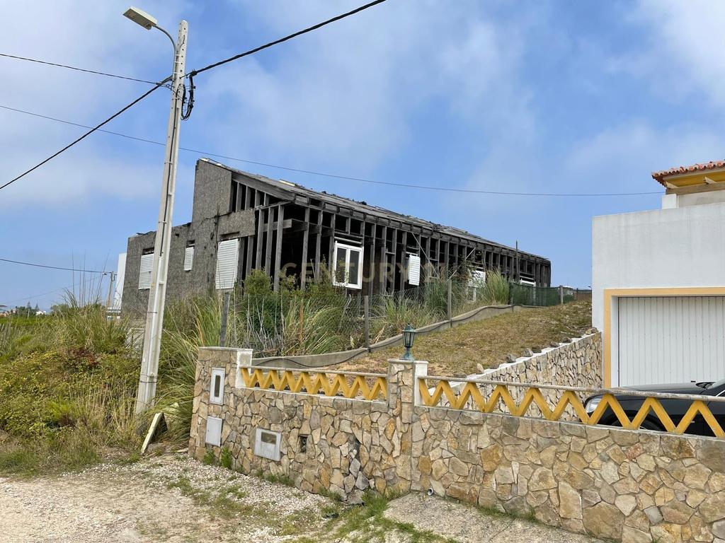 Terreno em Vale da Telha com obra inacabada - Image 3