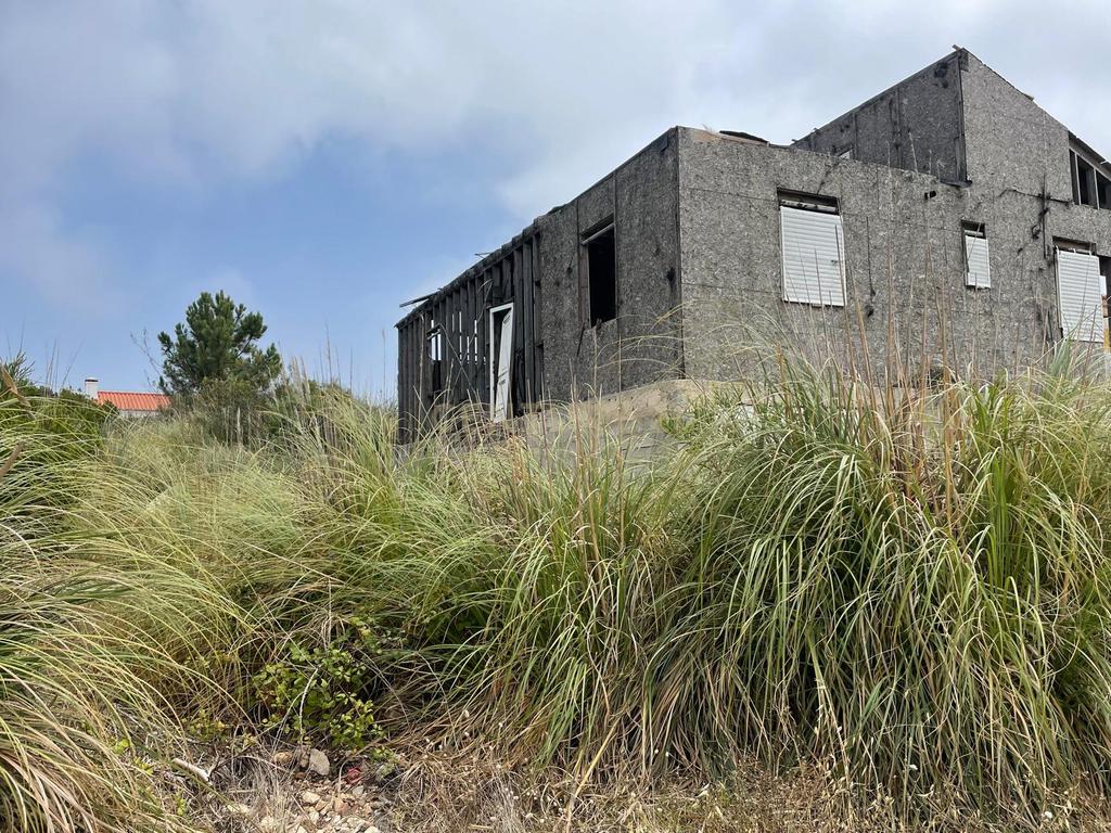 Terreno em Vale da Telha com obra inacabada - Image 4