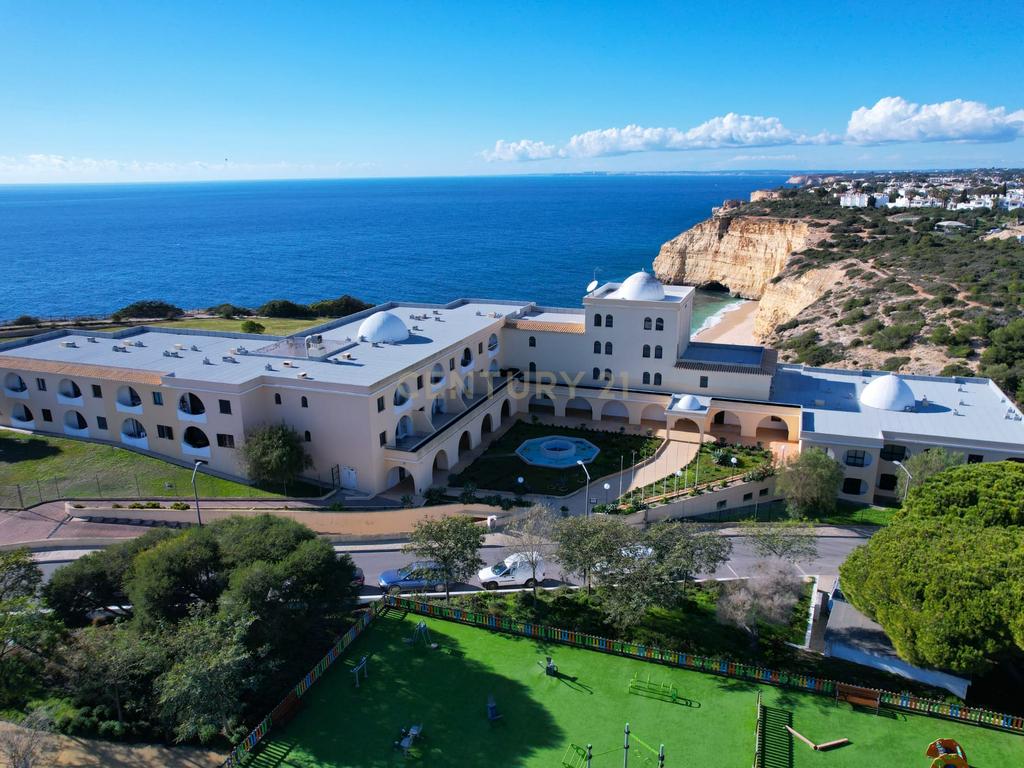 Apartamento T1 em Lagoa com Piscina e Boa Exposição Solar - Image 3