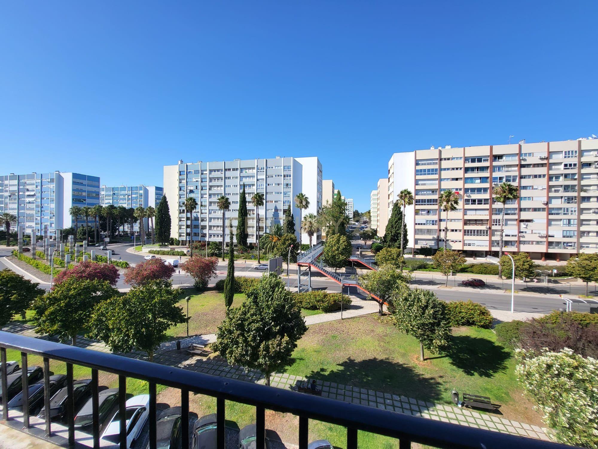 Apartamento T6 | Último Andar | 226m² | Quinta das Palmeiras, Oeiras - Image 3