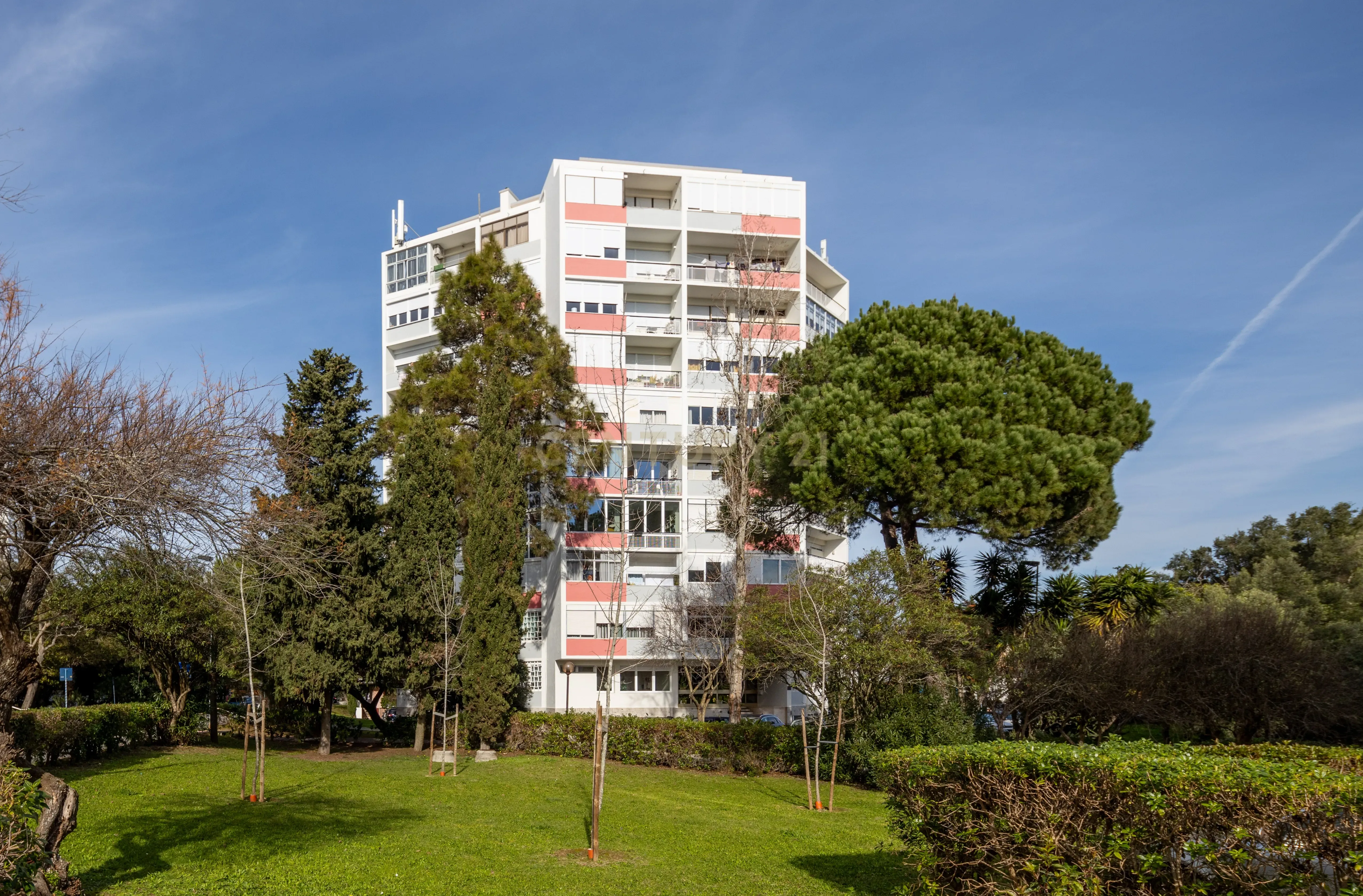 Apartamento T3 Duplex em Nova Oeiras - Image 1