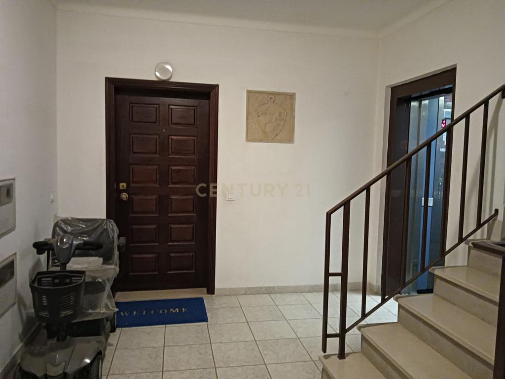 Apartamento T2 com terraço no centro de Coruche - Image 12