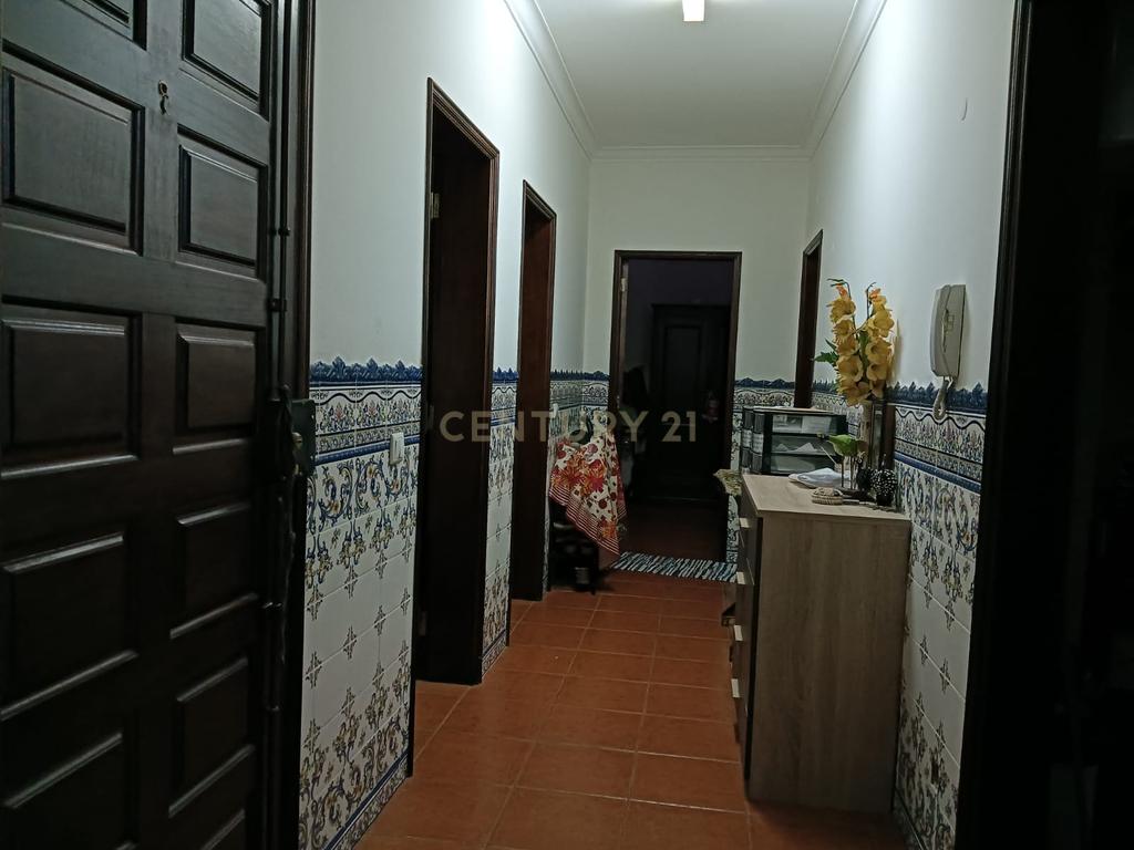 Apartamento T2 com terraço no centro de Coruche - Image 1