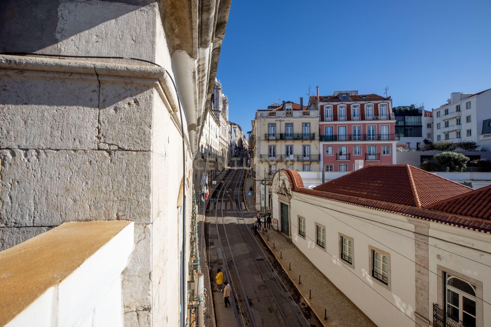 Apartamento T2 Duplex no coração de Lisboa - Image 19