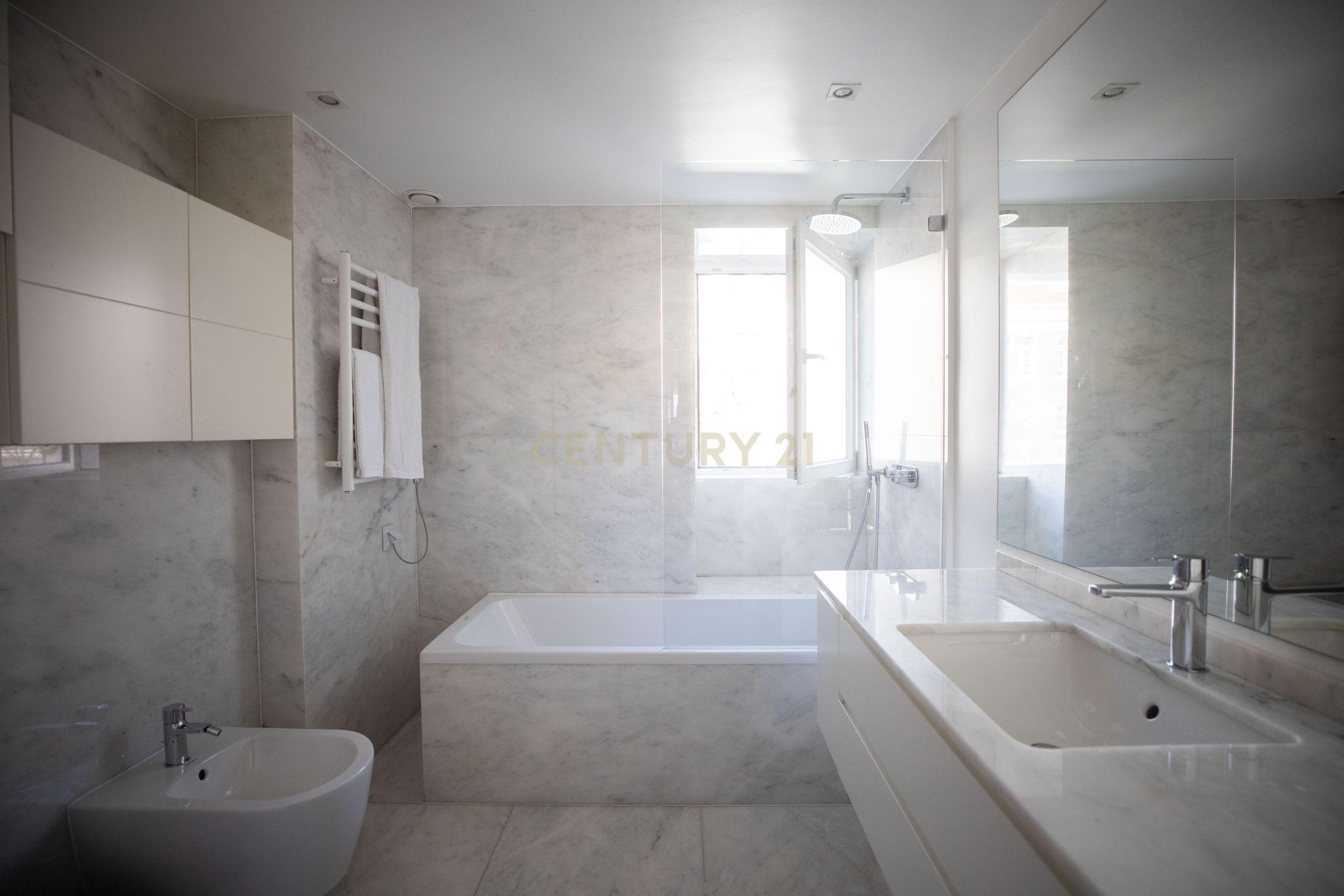 Apartamento T2 Duplex no coração de Lisboa - Image 14