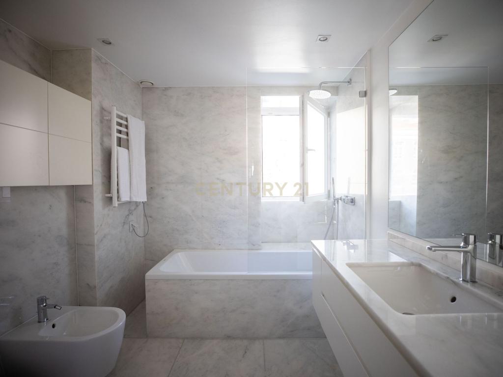 Apartamento T2 Duplex no coração de Lisboa - Image 14