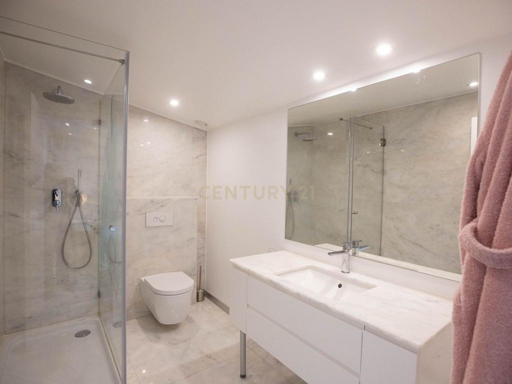 Apartamento T2 Duplex no coração de Lisboa - Image 15