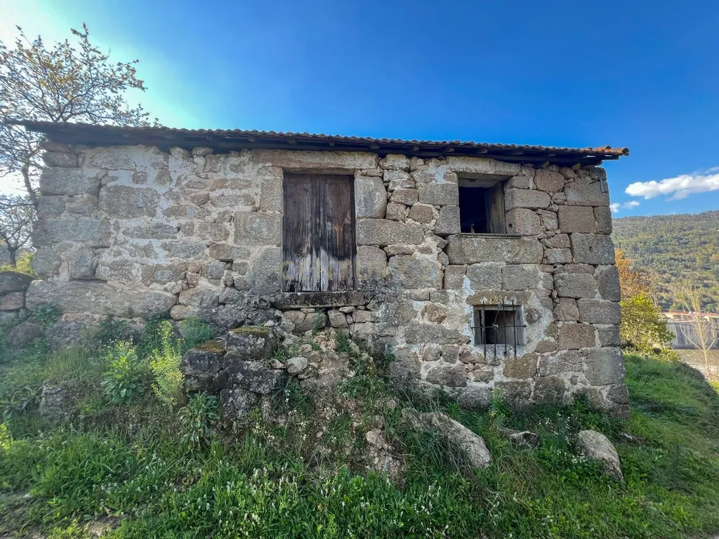 Quinta rodeada de natureza e com vistas fantásticas sobre o Rio Douro - Image 17