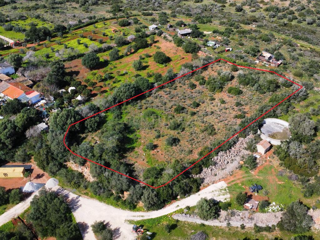 Terreno ´rústico com 4.620m2 localizado na freguesia de Poço Barreto, Conselho de Silves. - Image 1