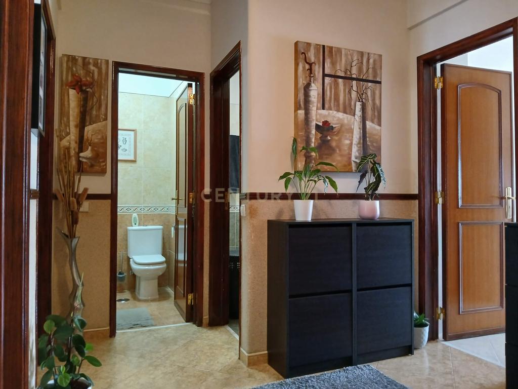 Apartamento T3 em Amadora com Varanda e Vista para a Cidade - Image 3