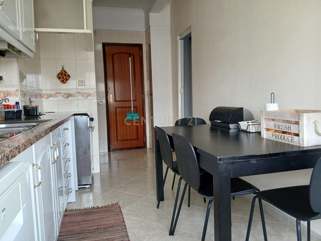 Apartamento T3 em Amadora com Varanda e Vista para a Cidade - Image 2