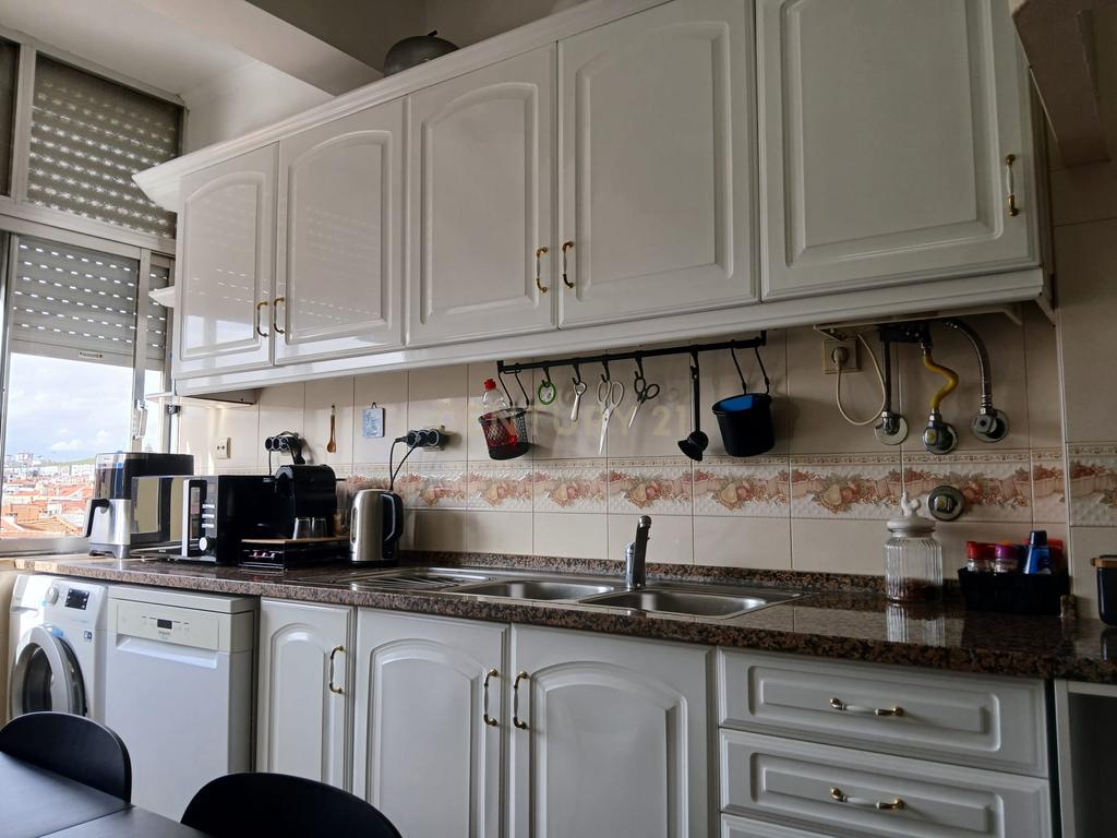 Apartamento T3 em Amadora com Varanda e Vista para a Cidade - Image 17