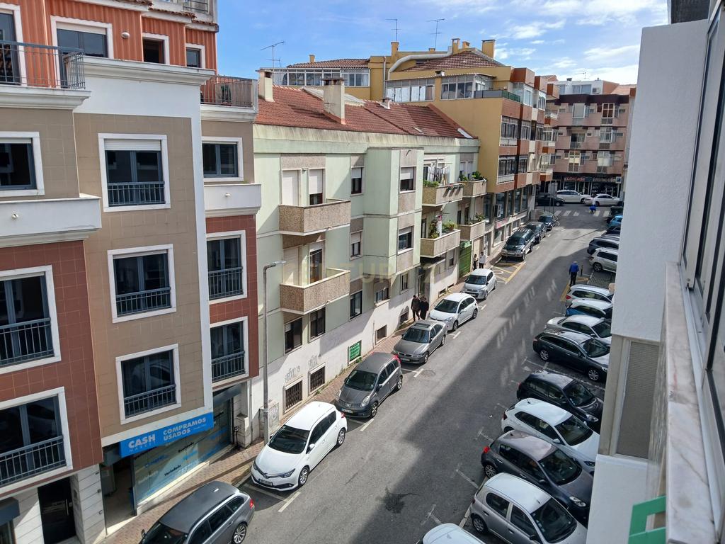 Apartamento T3 em Amadora com Varanda e Vista para a Cidade - Image 8