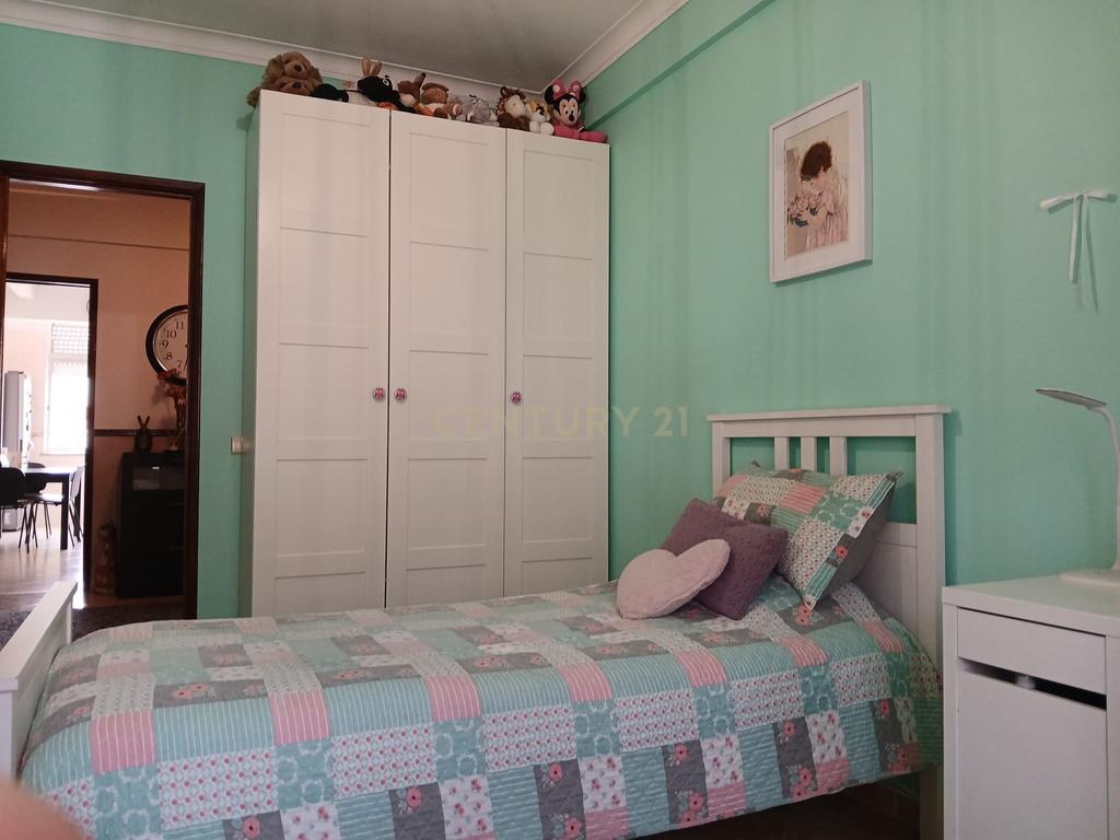 Apartamento T3 em Amadora com Varanda e Vista para a Cidade - Image 9