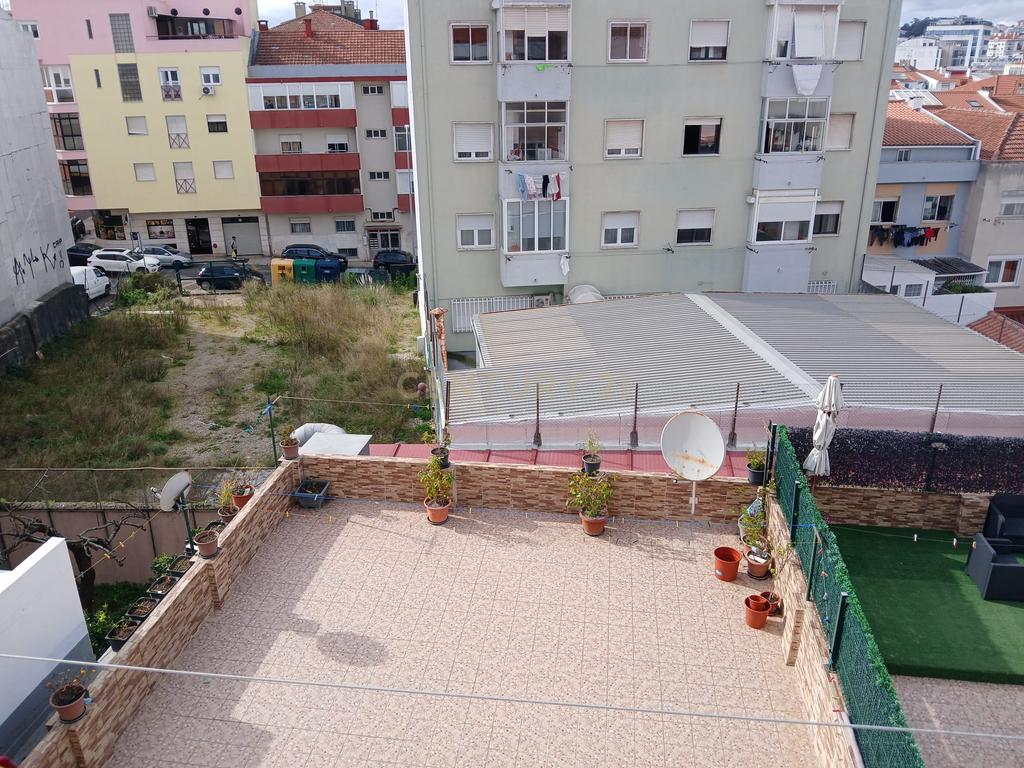 Apartamento T3 em Amadora com Varanda e Vista para a Cidade - Image 14