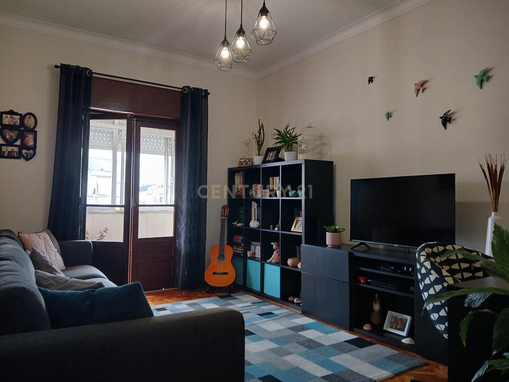 Apartamento T3 em Amadora com Varanda e Vista para a Cidade - Image 1