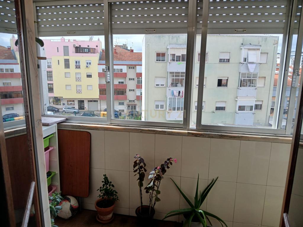 Apartamento T3 em Amadora com Varanda e Vista para a Cidade - Image 13
