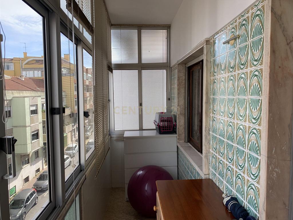 Apartamento T3 em Amadora com Varanda e Vista para a Cidade - Image 7