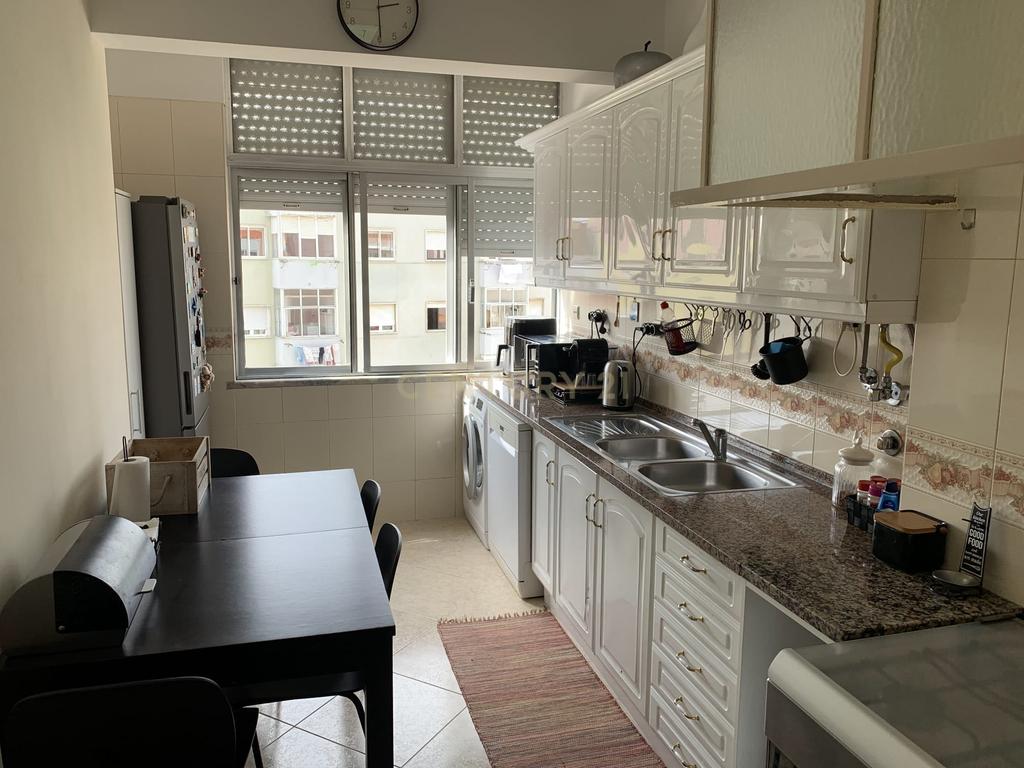 Apartamento T3 em Amadora com Varanda e Vista para a Cidade - Image 16