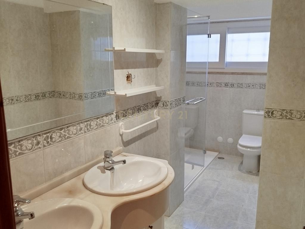 Apartamento (andar de moradia)T4 na Quinta da Alagoa em Carcavelos com Jardim e Piscina Comum - Image 21
