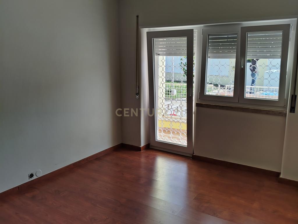 Apartamento (andar de moradia)T4 na Quinta da Alagoa em Carcavelos com Jardim e Piscina Comum - Image 27