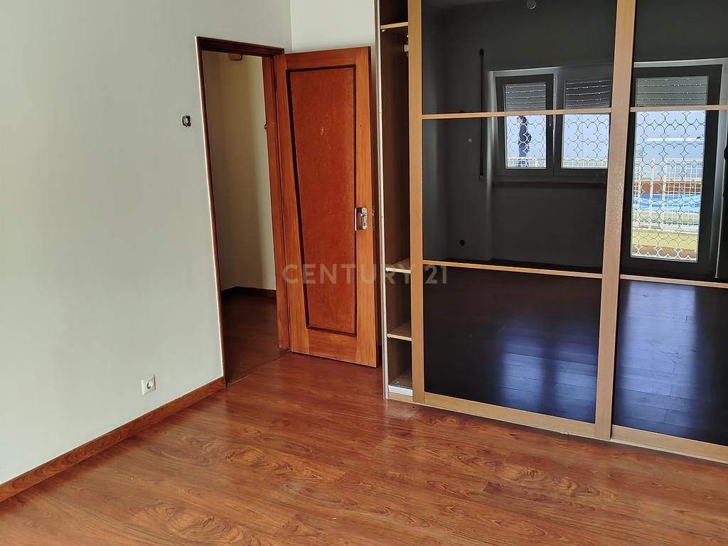 Apartamento (andar de moradia)T4 na Quinta da Alagoa em Carcavelos com Jardim e Piscina Comum - Image 25