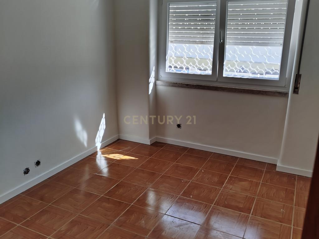 Apartamento (andar de moradia)T4 na Quinta da Alagoa em Carcavelos com Jardim e Piscina Comum - Image 7