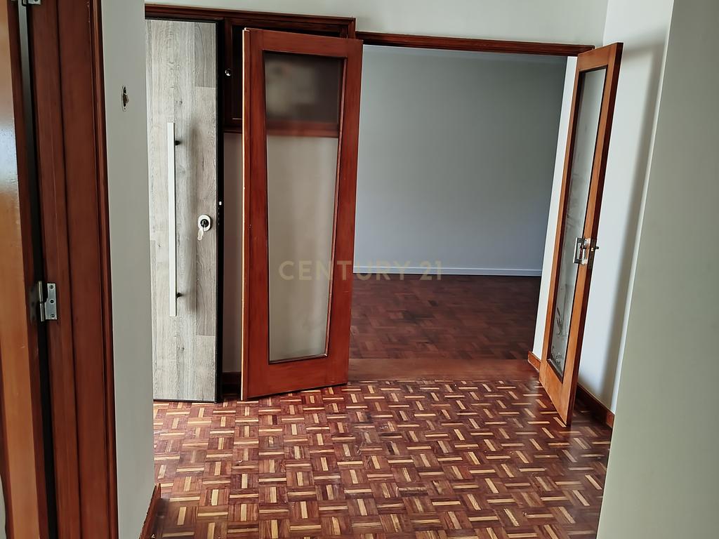 Apartamento (andar de moradia)T4 na Quinta da Alagoa em Carcavelos com Jardim e Piscina Comum - Image 2