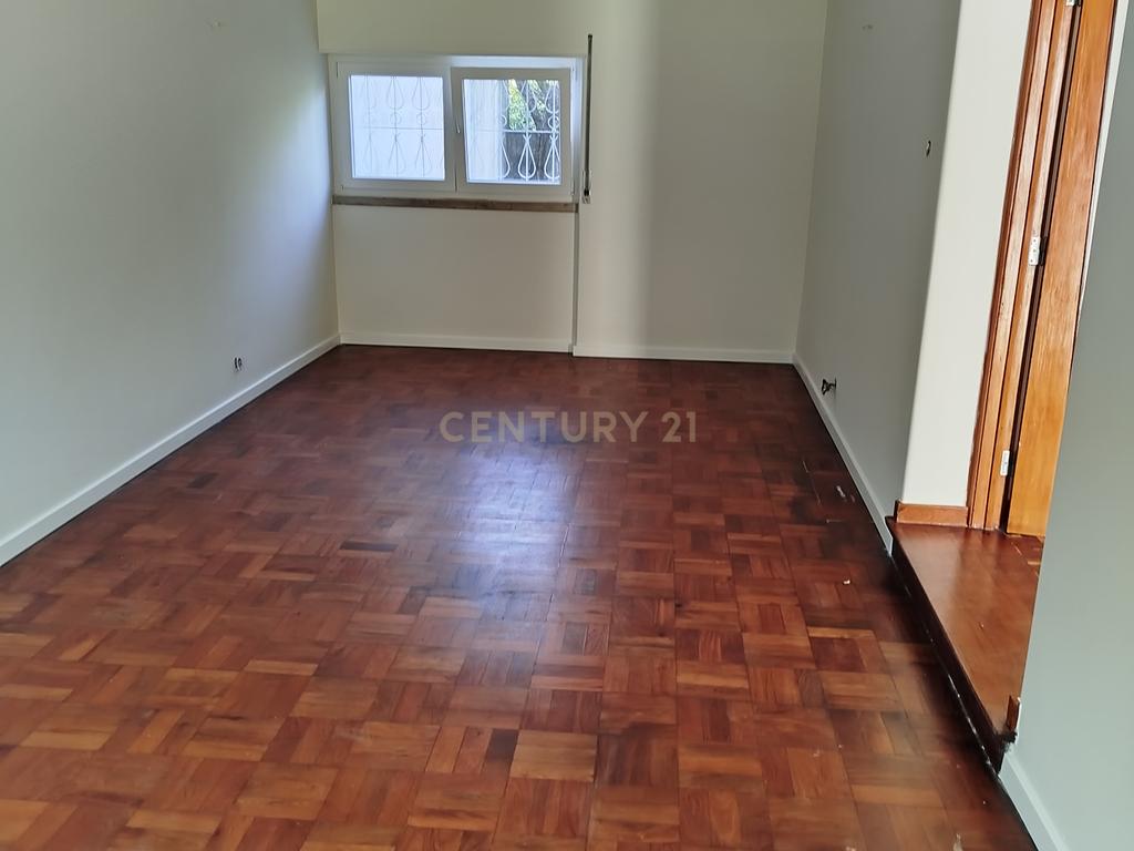 Apartamento (andar de moradia)T4 na Quinta da Alagoa em Carcavelos com Jardim e Piscina Comum - Image 5