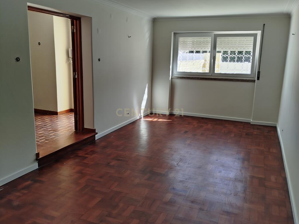 Apartamento (andar de moradia)T4 na Quinta da Alagoa em Carcavelos com Jardim e Piscina Comum - Image 4