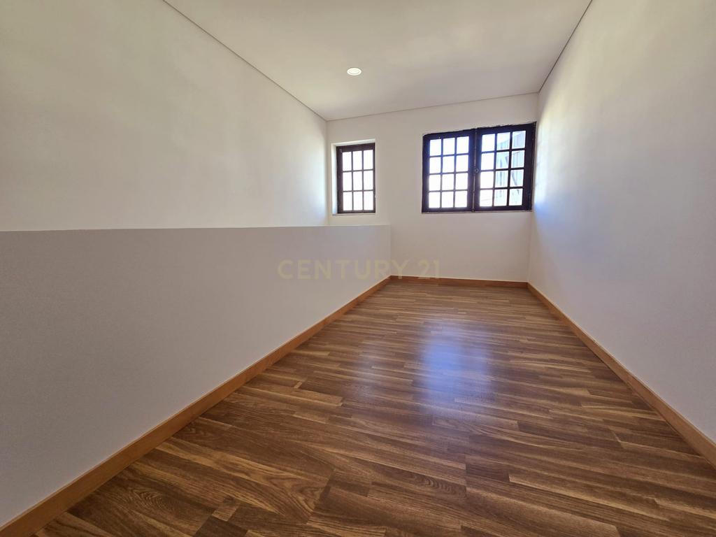 Andar Moradia T4 Remodelado - Image 1