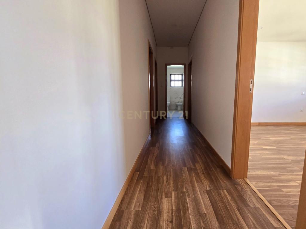 Andar Moradia T4 Remodelado - Image 5