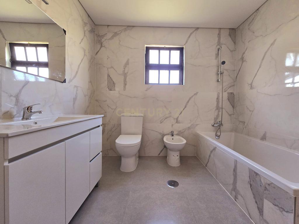 Andar Moradia T4 Remodelado - Image 6