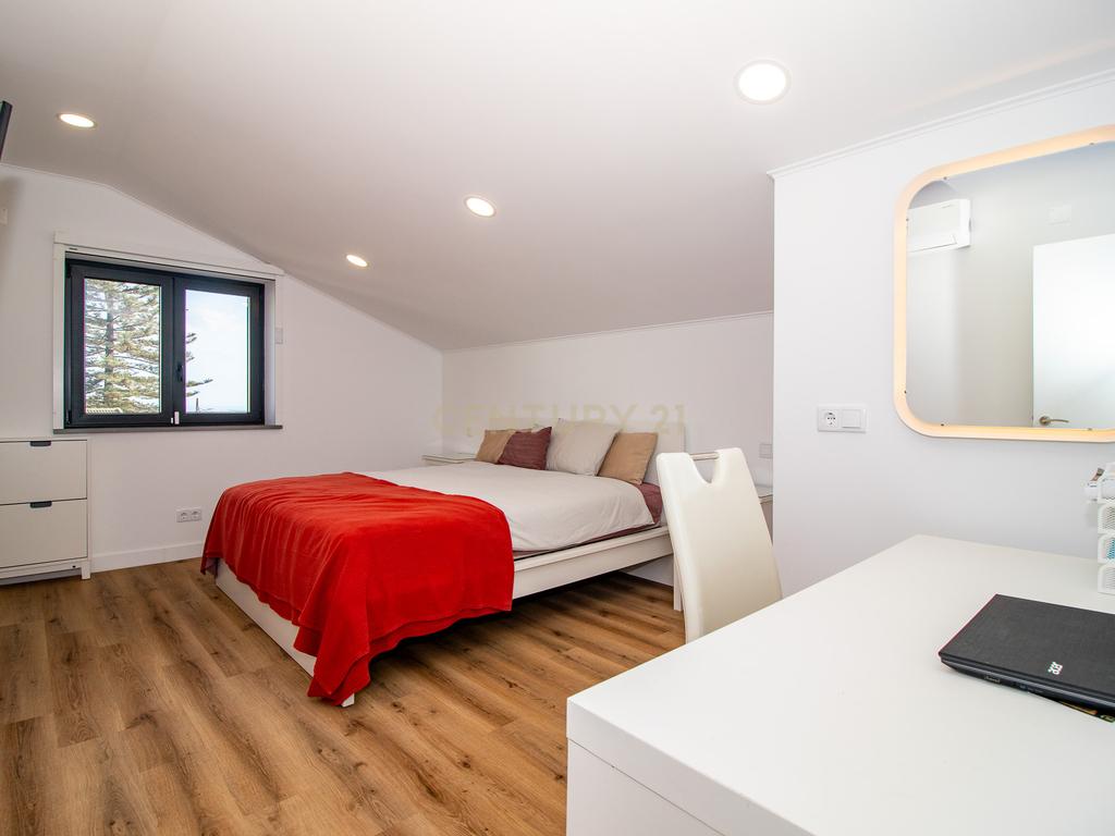 Vivendo o Sonho: Luxuosa Moradia T5 em Albarraque com Espaço de Lazer para Crianças - Image 46