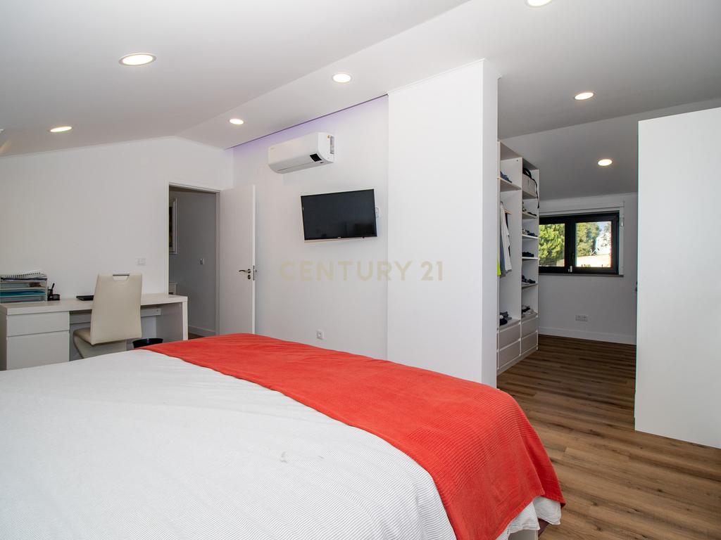 Vivendo o Sonho: Luxuosa Moradia T5 em Albarraque com Espaço de Lazer para Crianças - Image 47