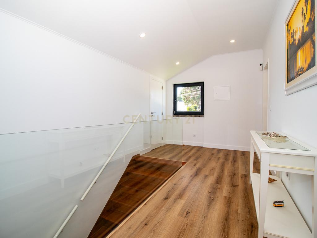 Vivendo o Sonho: Luxuosa Moradia T5 em Albarraque com Espaço de Lazer para Crianças - Image 52