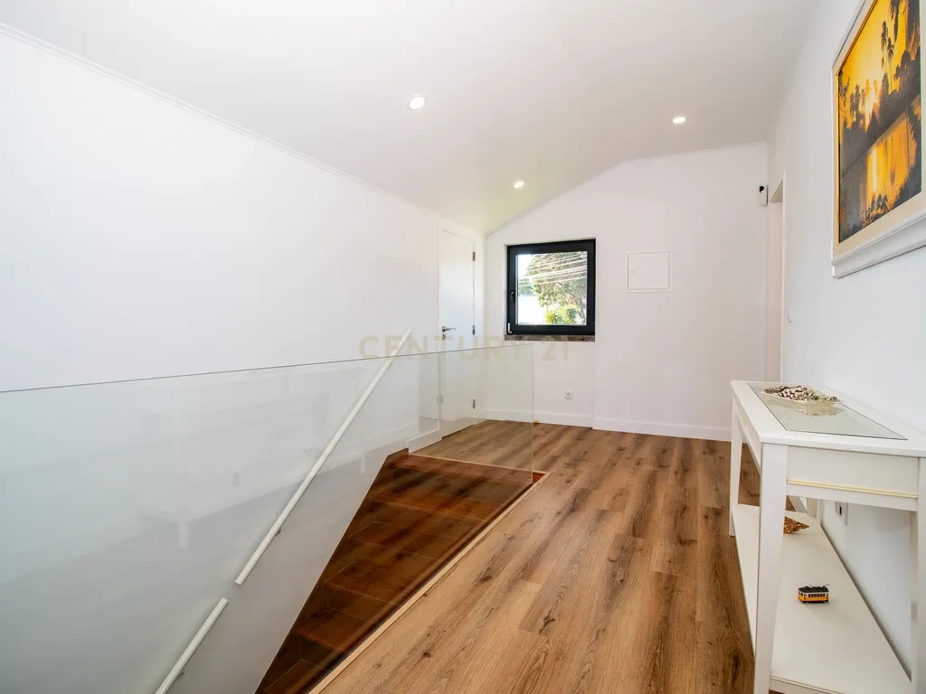 Vivendo o Sonho: Luxuosa Moradia T5 em Albarraque com Espaço de Lazer para Crianças - Image 52