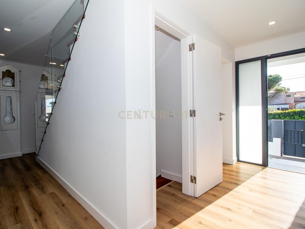 Vivendo o Sonho: Luxuosa Moradia T5 em Albarraque com Espaço de Lazer para Crianças - Image 19
