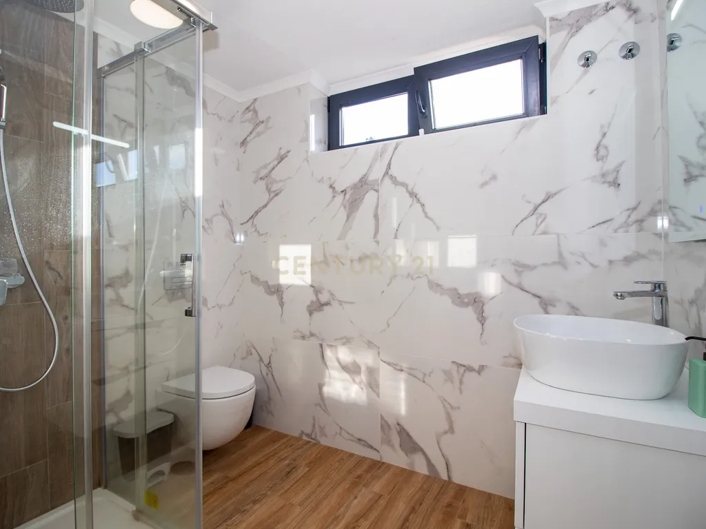 Vivendo o Sonho: Luxuosa Moradia T5 em Albarraque com Espaço de Lazer para Crianças - Image 60