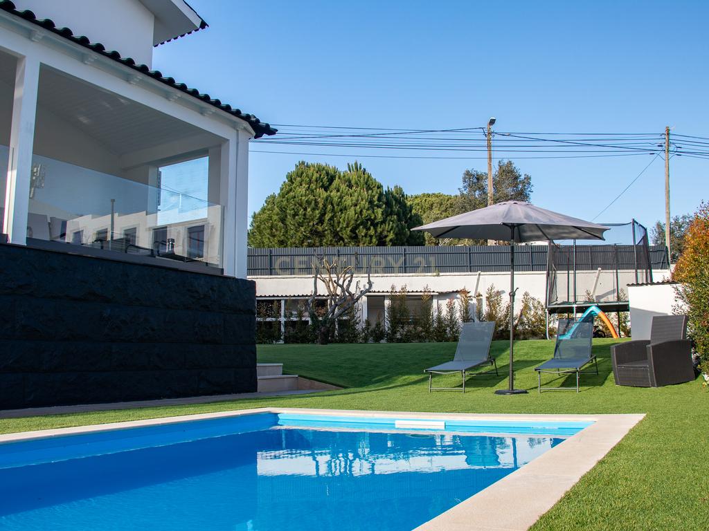 Vivendo o Sonho: Luxuosa Moradia T5 em Albarraque com Espaço de Lazer para Crianças - Image 9