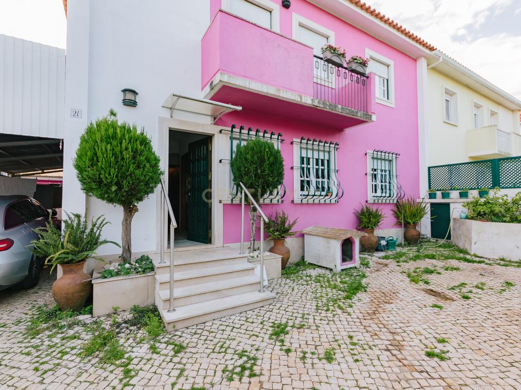 Ampla Moradia de 6 Quartos nos Olivais Velho .Conforto e Espaço em Localização Privilegiada - Image 1