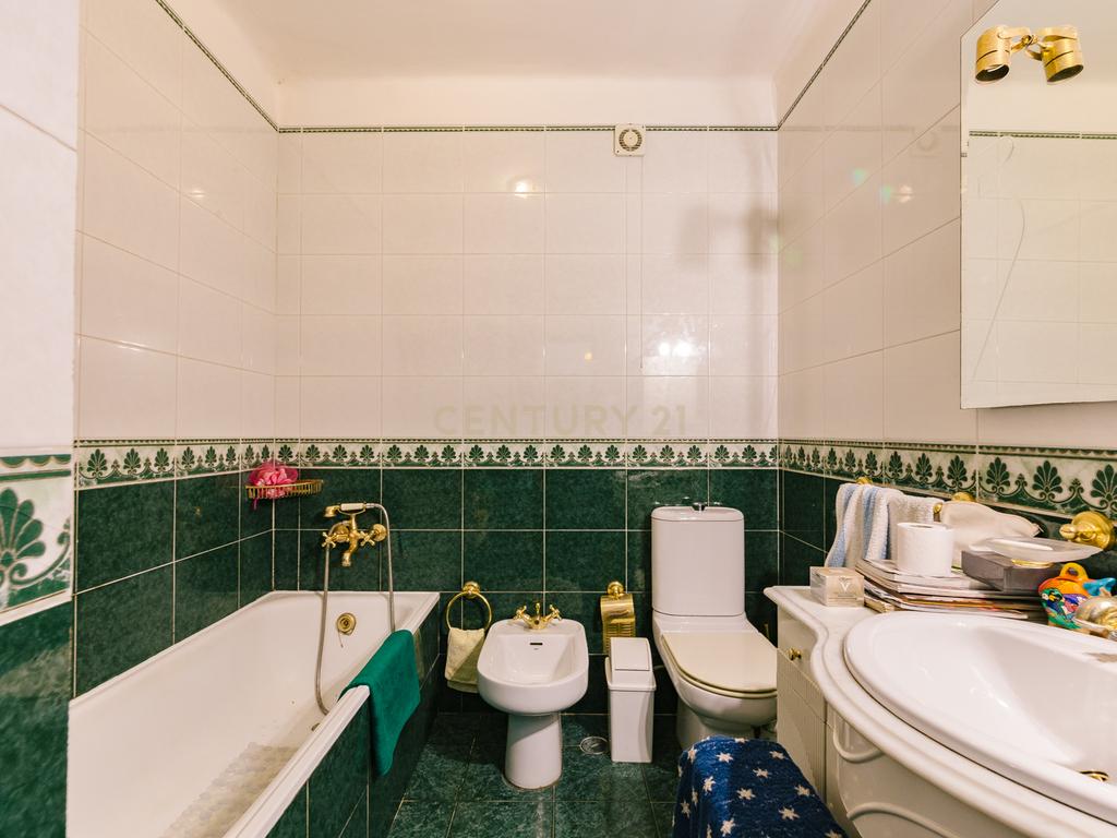Ampla Moradia de 6 Quartos nos Olivais Velho .Conforto e Espaço em Localização Privilegiada - Image 27