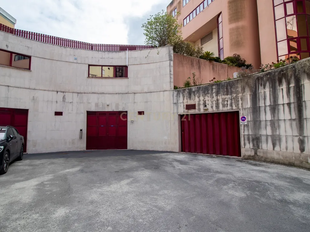 ** Excelente Loja c/ garagem situada em zona nobre na Urbanização da Ribeirada - Odivelas ** - Image 19