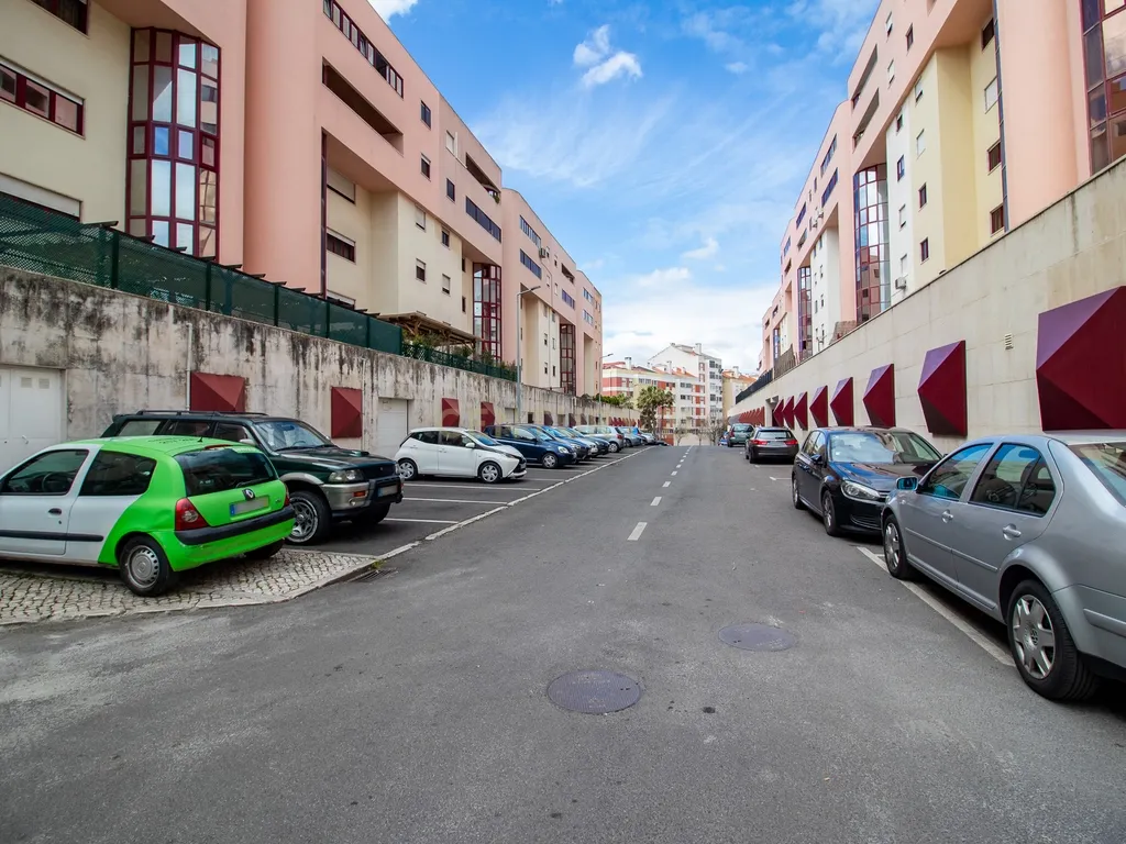 ** Excelente Loja c/ garagem situada em zona nobre na Urbanização da Ribeirada - Odivelas ** - Image 24