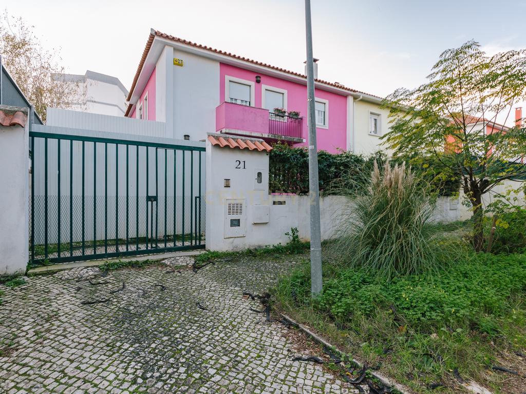 Ampla Moradia de 6 Quartos nos Olivais Velho .Conforto e Espaço em Localização Privilegiada - Image 39