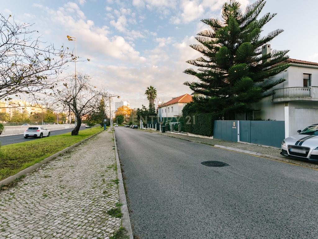 Ampla Moradia de 6 Quartos nos Olivais Velho .Conforto e Espaço em Localização Privilegiada - Image 41