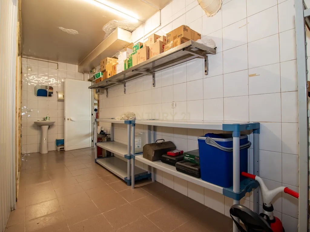 ** Excelente Loja c/ garagem situada em zona nobre na Urbanização da Ribeirada - Odivelas ** - Image 16
